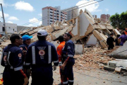 Labores de rescate en un edificio derrumbado en Brasil.-EFE