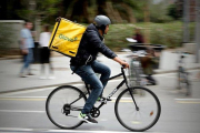 Un repartidor de Glovo pedaleando en Barcelona.-FERRAN NADEU (EL PERIÓDICO)