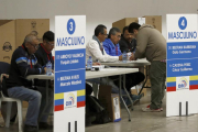 Votación de ciudadanos ecuatorianos en Barcelona.-ANDREU DALMAU