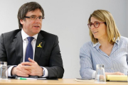Carles Puigdemont y Elsa Artadi, en una reunión de JxCat en Berlín-AXEL SCHMIDT