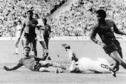 Acción defensiva de Ernst Jean-Joseph (en el suelo) durante el Haití-Italia del Mundial 74.-EL PERIÓDICO