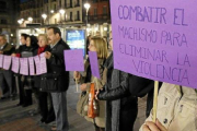 Concentración contra la violencia de género en la plaza de Fuente Dorada. / J.M.LOSTAU-