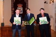 El fotógrafo de naturaleza y fotoperiodista de El Mundo-Diario de Soria, Valentín Guisande, presentó hoy ‘ Encuentros con la fauna’, su segundo libro en el que recoge su “intenso trabajo” instantáneas del mundo animal soriano, captadas a lo largo de la última década.

Guisande explicó que el libro, de casi 400 páginas, recoge en un 95 por ciento fotografía de fauna vertebrada (145 aves, 26 mamíferos, 12 reptiles, siete anfibios y siete peces) y en un cinco por ciento fauna invertebrada de once especies diferentes (cangrejos de río, mejillones, almejas).