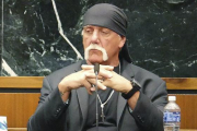 El luchador Hulk Hogan demandó a una web por difundir un vídeo donde se le ve practicando sexo con la esposa de un amigo.-TWITTER