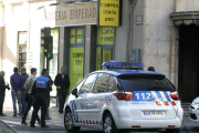 Detenidos dos hombres cuando intentaban robar en un establecimiento de compra-venta de oro en León. Carlos S. Campillo / ICAL-