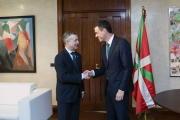 El lendakari, Iñigo Ukullu, ha recibido este viernes al secretario general del PSOE, Pedro Sánchez.-Foto:   EFE / ADRIÁN RUIZ DE HIERRO