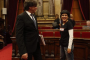 El 'president' Carles Puigdemont y la diputada de la CUP Anna Gabriel, en el Parlament.-JULIO CARBÓ