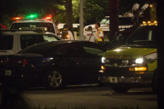 La policía de Orlando el martes por la noche durante las tareas de búsqueda del niño de dos años desaparecido.-EFE / JOHN TAGGART