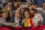 Enric Millo, Andrea Levy, Miquel Iceta, Dolors Montserrat, Alicia Sanchez Camacho y Xavier Garcia Albiol se hacen un selfi en la manifestación de Societat Civil Catalana de este domingo.-CARLOS MONTAÑÉS