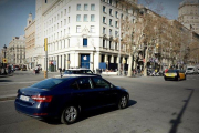 Un vehículo VTC circula por plaza de Cataluña de Barcelona.-FERRAN NADEU