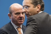 Luis de Guindos y el presidente del Eurogrupo, Jeroen Dijsselbloem.-ARCHIVO / AP
