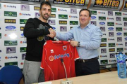Isidoro y Eduardo Rubio en la presentación del fichaje del Numancia / Valentín Guisande-