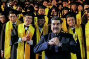 Maduro en la graduación de estudiantes de medicina en Caracas.-AFP