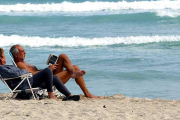Una pareja de jubilados, en la playa.-XABIER JUBIERRE