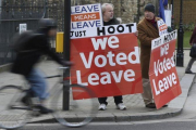 Partidarios del brexit se manifiestan en los aledaños del Parlamento británico, en Londres.-JONATHAN BRADY (AP)