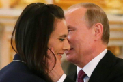 Putin, presidenta de Rusia, conversa con la atleta rusa de salto con pértiga Yelena Isinbayeva-REUTERS