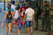 Miembros de las Fuerzas Armadas brasileñas vigilan la playa de Copacabana el pasado domingo.-EFE / FERNANDO MAIA