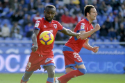 Diamanka y Viguera celebran el segundo gol del Numancia en Riazor frente al Deportivo.-AREA 11