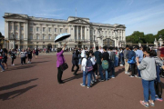 Un grupo de turistas, frente al palacio de Buckingham, el sábado 26 de agosto.-REUTERS / PAUL HACKETT