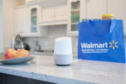 El asistente Google Home y una bolsa de Walmart.-EL PERIÓDICO