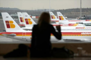 Aviones de Iberia, en el aeropuerto de Madrid.-DAVID CASTRO