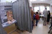 Variedad de papeletas electorales en unos comicios anteriores.-VALENTÍN GUISANDE