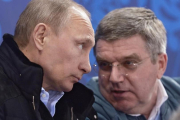 Vladímir Putin, con el presidente del COI, Thomas Bach, durante los JJOO de Sochi del 2014.-AP / ALEXEI NIKOLSKY