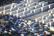 Vista aérea de los refugios improvisados, tiendas de campaña y contenedores donde los migrantes viven en lo que se conoce como la 'Jungla' de Calais, Francia.-REUTERS / CHARLES PLATIAU