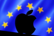 El logo de Apple en una bandera de la UE.-DADO RUVIC (REUTERS)