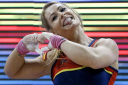 Lydia Valentín dibuja un corazón tras ganar su título europeo en Bucarest.-/ EFE / ROBERT GHEMENT