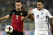 Thomas Vermaelen pugna con Tasos Dionis en el Grecia-Bélgica disputado el 3 de septiembre.-LOUISA GOULIAMAKI