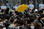 Los manifestantes se han congregado este viernes frente a la comisaría central de Hong Kong.-VINCENT YU (AP)