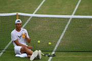 Rafael Nadal, sobre la reseca hierba de Wimbledon, en el descanso de un entrenamiento de este domingo.-REUTERS / TONY O BRIEN