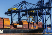 Contenedores en el muelle norte del puerto de Valencia.-MIGUEL LORENZO