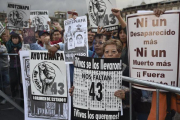 Manifestación en apoyo a los familiares y amigos de los 43 estudiantes de Ayotzinapa desaparecidos.-YURI CORTEZ (AFP)