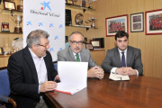 Martín, Arroyo y Martínez en la firma del convenio de colaboración entre las dos entidades.-Valentín Guisande