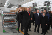 El presidente de la Junta de Castilla y León, Juan Vicente Herrera(C) acompañado del presidente de Renault España, José Vicente de los Mozos ; del director gerente de Snop,Javier Artacho(I) del alcalde de Villamuriel, Carlos Morchón y del alcalde de Palen-Ical