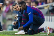 Valverde habla con Dembélé instantes antes de darle entrada en sustitución de Messi frente al Sevilla.-JORDI COTRINA