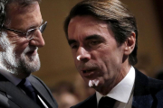 Los expresidentes José María Aznar y Mariano Rajoy en una convención del PP de 2015-JOSE LUIS ROCA