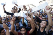 Fotogalería de miles de refugiados protestando ante la estación de trenes de Budapest cerrada