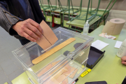 Un voto es depositado en una urna.-HDS