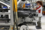 Una trabajadora en la fábrica de Seat en Martorell.-GUSTAU NACARINO
