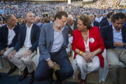 Mariano Rajoy conversa con Rita Barberá en un mitin en València en la campaña de las municipales del 2015.-MIGUEL LORENZO
