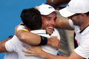 Roberto Bautista se abraza a todo su equipo tras ganar la final del torneo de Auckland frente al argentino Juan Martin del Potro.-AFP / MICHAEL BRADLEY