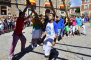 Un año más los mozos de Vinuesa cumplieron con la tradición y pingaron los dos mayos, en la plaza Mayor y en la plaza de la Soledad. Con este acto arrancan de forma oficiosa unas de las celebraciones más singulares de la provincia, no en vano están declaradas de interés turístico regional.  Al tradicional grito de ‘arriba el mayo’ los jóvenes de la localidad irguieron dos pinos, de 22 metros y 18 metros de altura. La alcaldesa del municipio, Asunción Medrano, comentó que «ha sido una mañana muy animada, los mayos se han levantado sin problemas y muy bien de horario». «Sobre las 15.30 horas ya estaban los dos mayos levantados, el de la Soledad ha ido un poco más tarde, la verdad que cada año es un subidón de adrenalina».