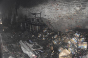 Estado en que ha quedado el interior de la fábrica incendiada en Anaj Mandi (Nueva Delhi).-AP