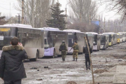 Autocares, con refugiados, en la región de Donetsk.-Foto: EFE