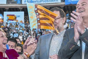 Barberá, exultante, con Rajoy y el presidente valenciano, Alberto Fabra, durante la campaña del 24-M, antes del batacazo del PP.-Foto: MIGUEL LORENZO