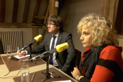 Puigdemont, junto a Mónica Terribas, en Bruselas, hace unos meses.-EL PERIÓDICO