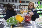 Los datos muestran que el consumidor tienen una percepción negativa de la situación actual, aunque, y pese a la caída, persiste en unas expectativas positivas respecto al futuro de la economía.-FERRAN NADEU (EL PERIÓDICO)